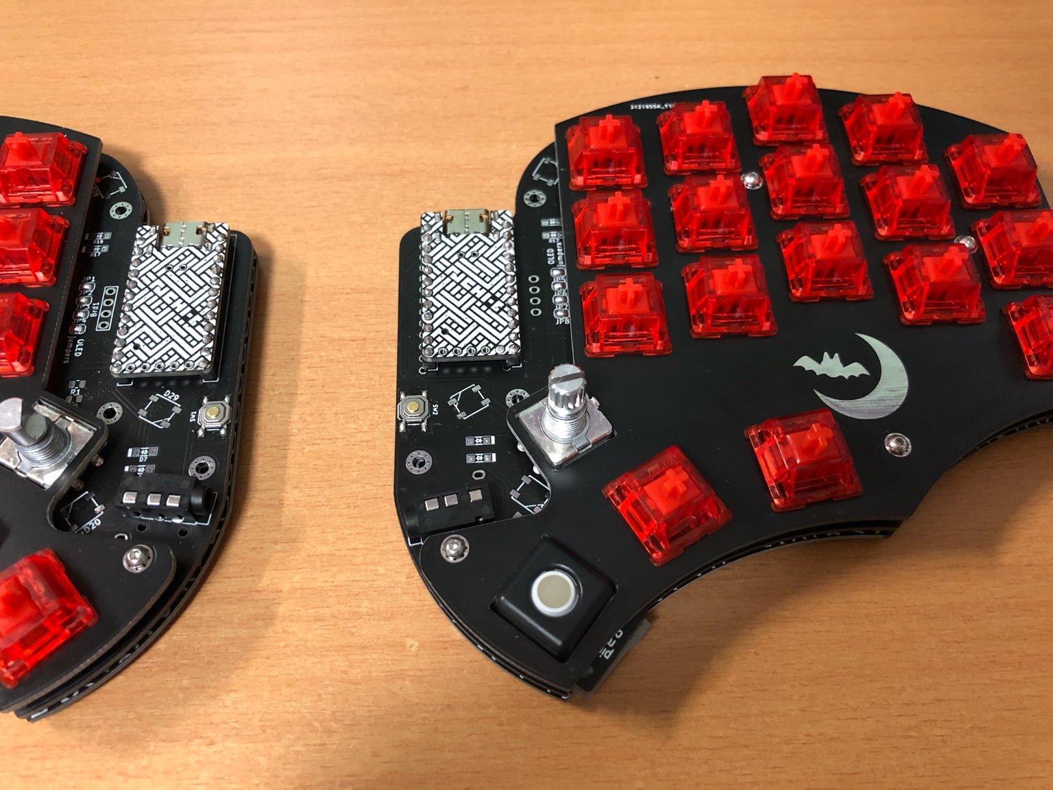 draculad-40-percent-ergo-split-keyboard-case-3 Draculad FR4 Black Plate Case with Puchi-C and Gateron INK Red Pimoroni Trackball