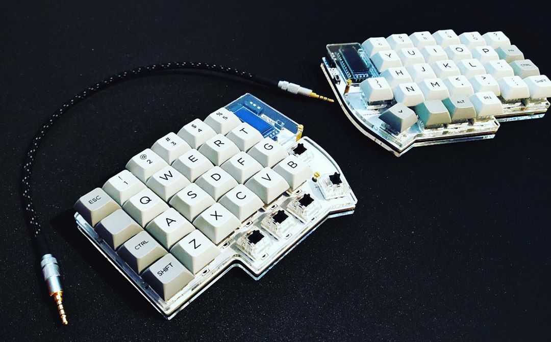 Lily58 acrylic plate case. (Photo by u/josh1nator)